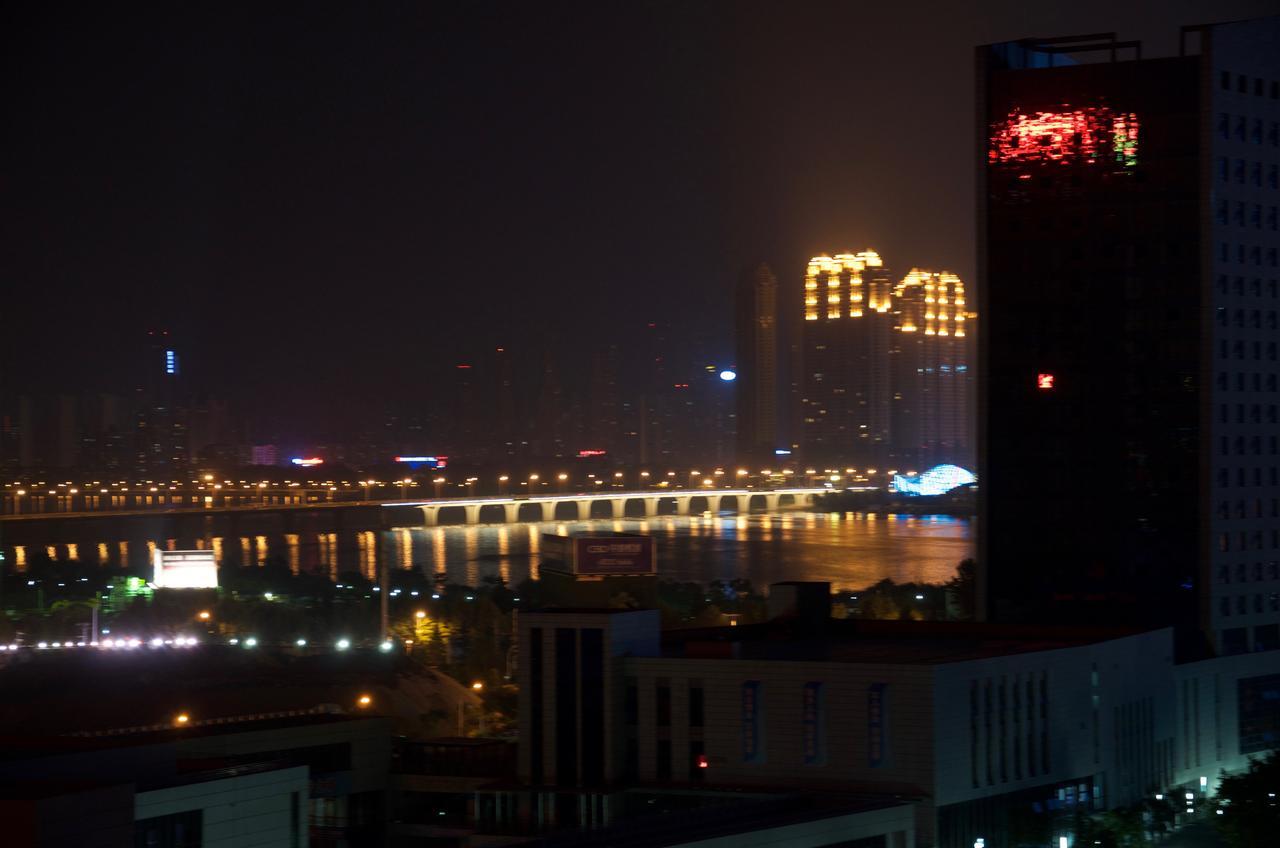 Metropolo, Wuhan, Wuchang Jiangtan Jiyuqiao Subway Station Екстер'єр фото